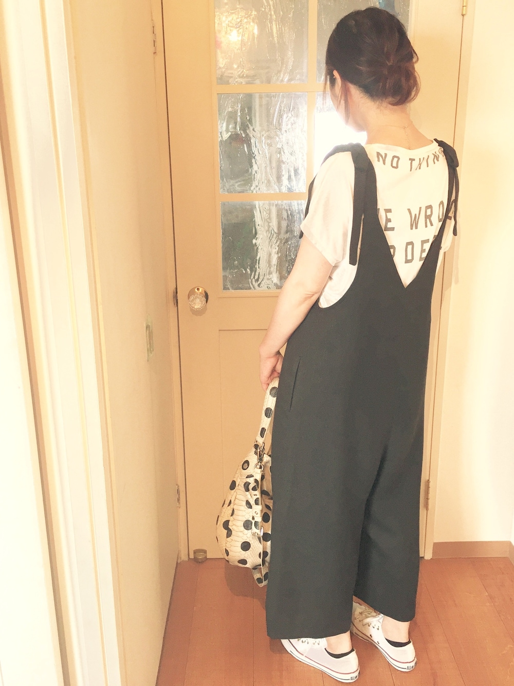 ブラック系のサロペット/オーバーオール、ホワイト系のトートバッグ、ホワイト系のスニーカーを着用したレディースの夏コーディネートの1枚目の写真