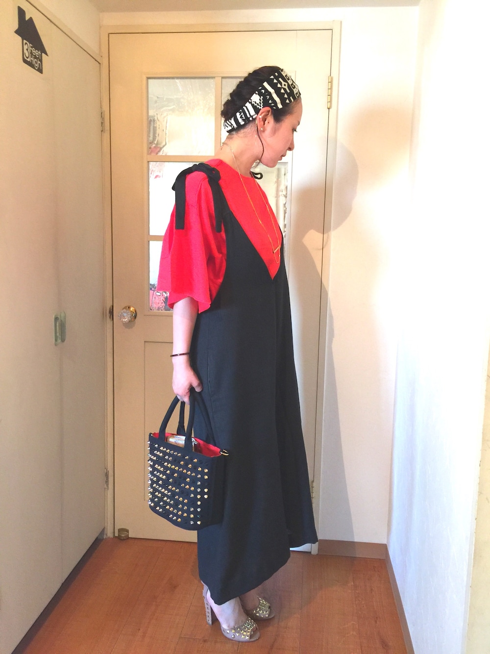 「夏コーデ、7月WEAR夏のサンダル祭り、あかコーデ、KBF、お誕生日コーデ、おでかけコーデ、スタッズ、Diavel、ヘアバンド、ピンクリボン」｜「KBFのKBF リボンショルダーサロペット（サロペット/オーバーオール、ブラック系）」を使った、なるラムさん（レディース・160cm）の夏コーディネートの1枚目の写真
