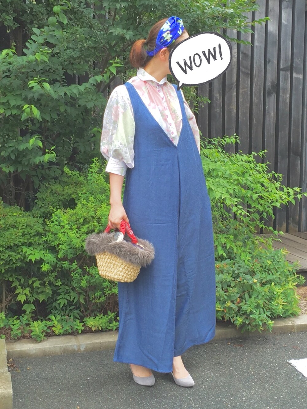 「夏、休日スタイル、大人カジュアル、ビッグシャツ、サロペット、あちゃちゅむ、ママコーデ、アラフォー、ヘアバンド、ピンクリボン」｜「LEPSIMのレーヨンリネンワイドオールインワン　711452（つなぎ/オールインワン、ブルー系）」を使った、なるラムさん（レディース・160cm）の夏コーディネートの1枚目の写真