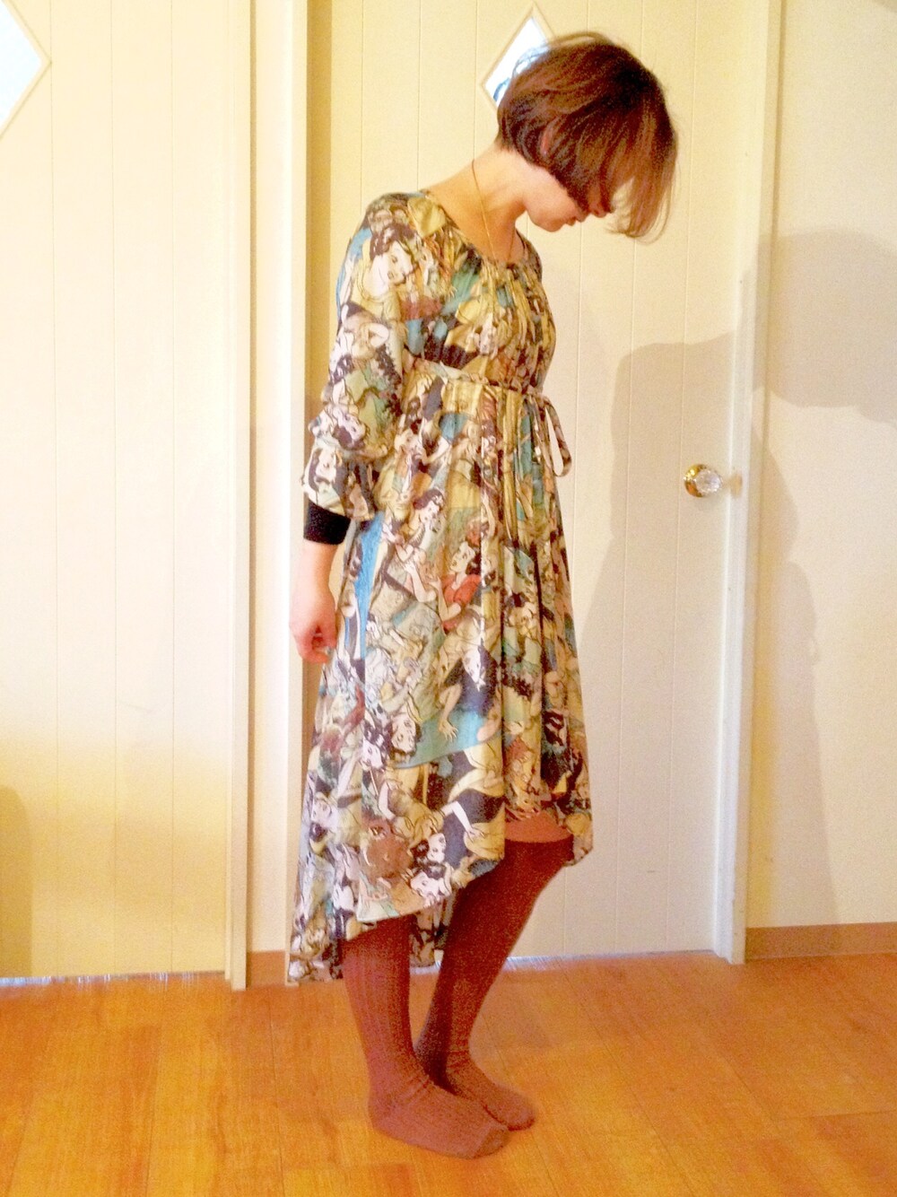 ブラック系のワンピース、ゴールド系のネックレスを着用したレディースの夏コーディネートの1枚目の写真