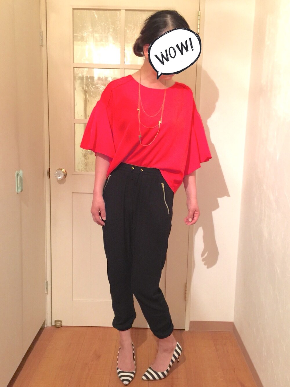 レッド系のシャツ/ブラウス、ブラック系のパンツ、ブルー系のパンプスを着用したレディースの夏コーディネートの1枚目の写真