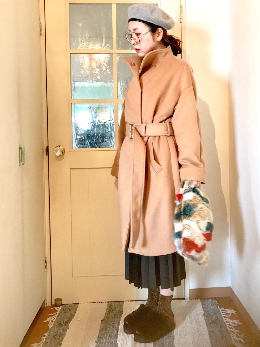 「冬コーデ、ビッグシルエット、ノーカラーコート、プリーツスカート、ファーサンダル、ファークラッチ、ベレー帽推奨委員会、丸メガネ、丸めがね同盟、ピンクリボン」｜「KBFのKBF　ボトルネックコート（その他アウター、イエロー系）」を使った、なるラムさん（レディース・160cm）の秋コーディネートの1枚目の写真