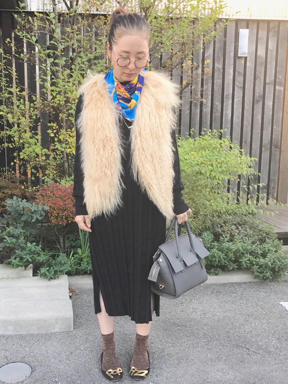「ファーベスト、ラムファー、KBF、ニットワンピース、ケイト・スペード ニューヨーク(kate spade new york)、休日スタイル、冬コーデ、スカーフ、丸メガネ、ピンクリボン」｜「GUのアイテム（メガネ、ブラウン系）」を使った、なるラムさん（レディース・160cm）の冬コーディネートの1枚目の写真