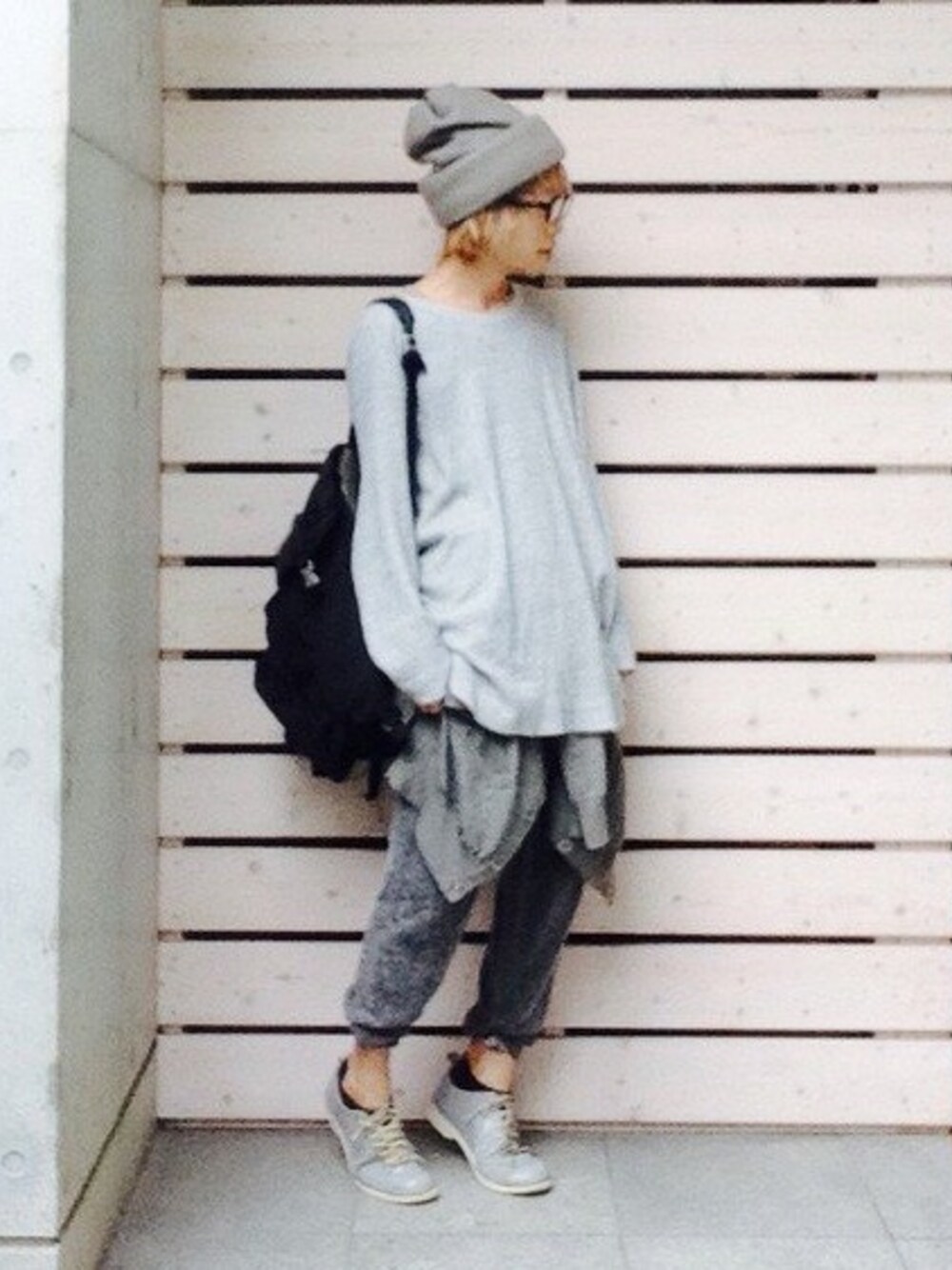 「ロング丈カットソー、イージーパンツ、ニットキャップ、黒縁メガネ、arue、スニーカー」｜「Palme d'Orのアイテム（Tシャツ/カットソー、グレー系）」を使った、Itoさん（メンズ・169cm）の春コーディネートの1枚目の写真