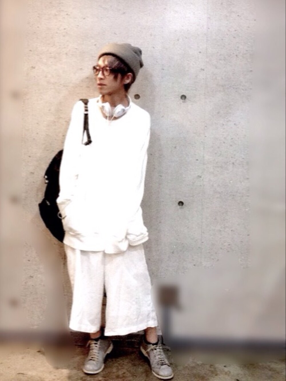 「ホワイトパンツ、ビッグシルエット、メガネ男子、arue、春色」｜「my beautiful landletのアイテム（スウェット、ホワイト系）」を使った、Itoさん（メンズ・169cm）の春コーディネートの1枚目の写真