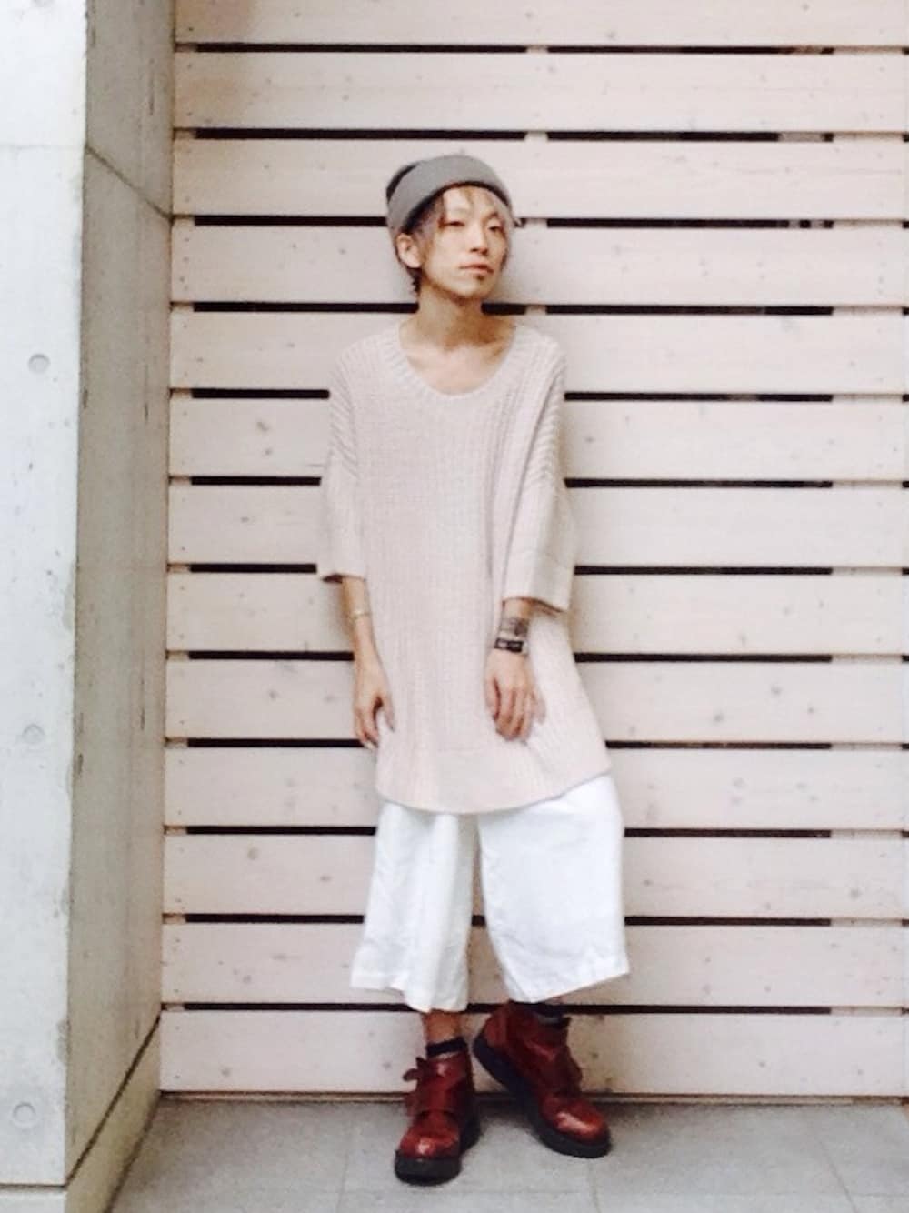 「Vネック、春色、arue」｜「MARTIN MARGIELAのアイテム（ニット/セーター、ベージュ系）」を使った、Itoさん（メンズ・169cm）の春コーディネートの1枚目の写真
