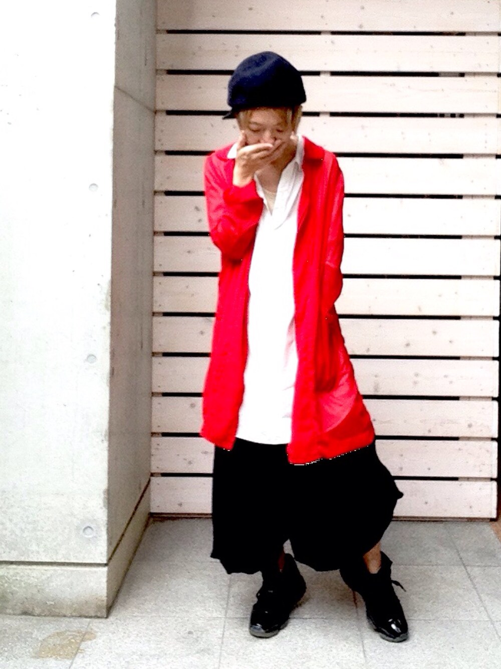 「紅白カラー2015、ロングシャツ、白シャツ、ジョーダン、arue」｜「tricot COMME des GARCONSのアイテム（シャツ/ブラウス、レッド系）」を使った、Itoさん（メンズ・169cm）の夏コーディネートの1枚目の写真