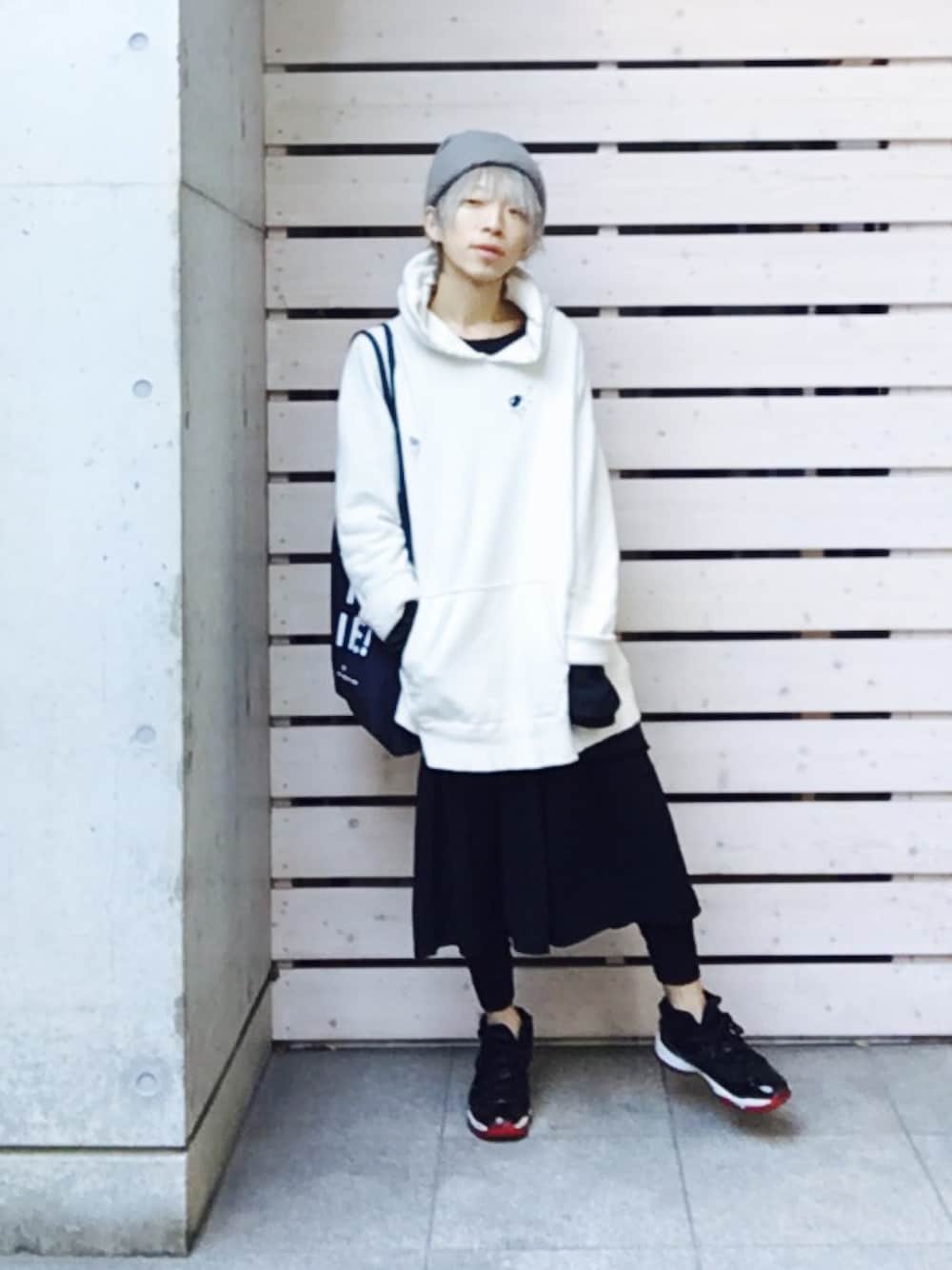 「ビッグパーカー、オーバーサイズ」｜「Edwina Horlのアイテム（キャップ、グレー系）」を使った、Itoさん（メンズ・169cm）の秋コーディネートの1枚目の写真