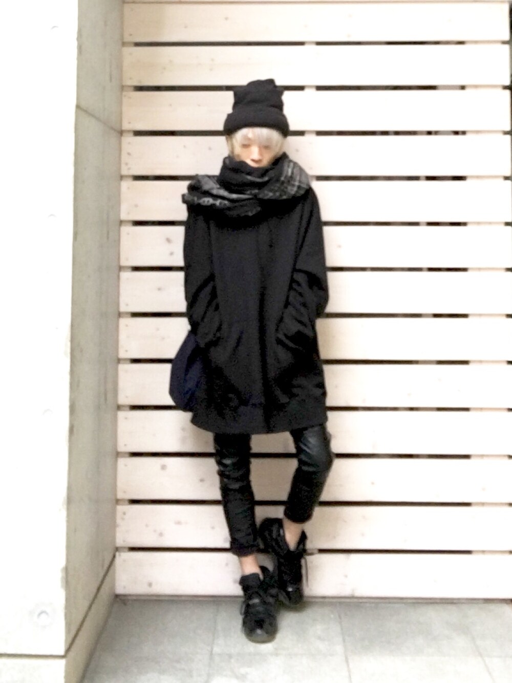 「黒づくめ、ﾊﾞｯｼｭ、arue、オーバーサイズ」｜「Edwina Horlのアイテム（ニットキャップ/ビーニー、ブラック系）」を使った、Itoさん（メンズ・169cm）の秋コーディネートの1枚目の写真