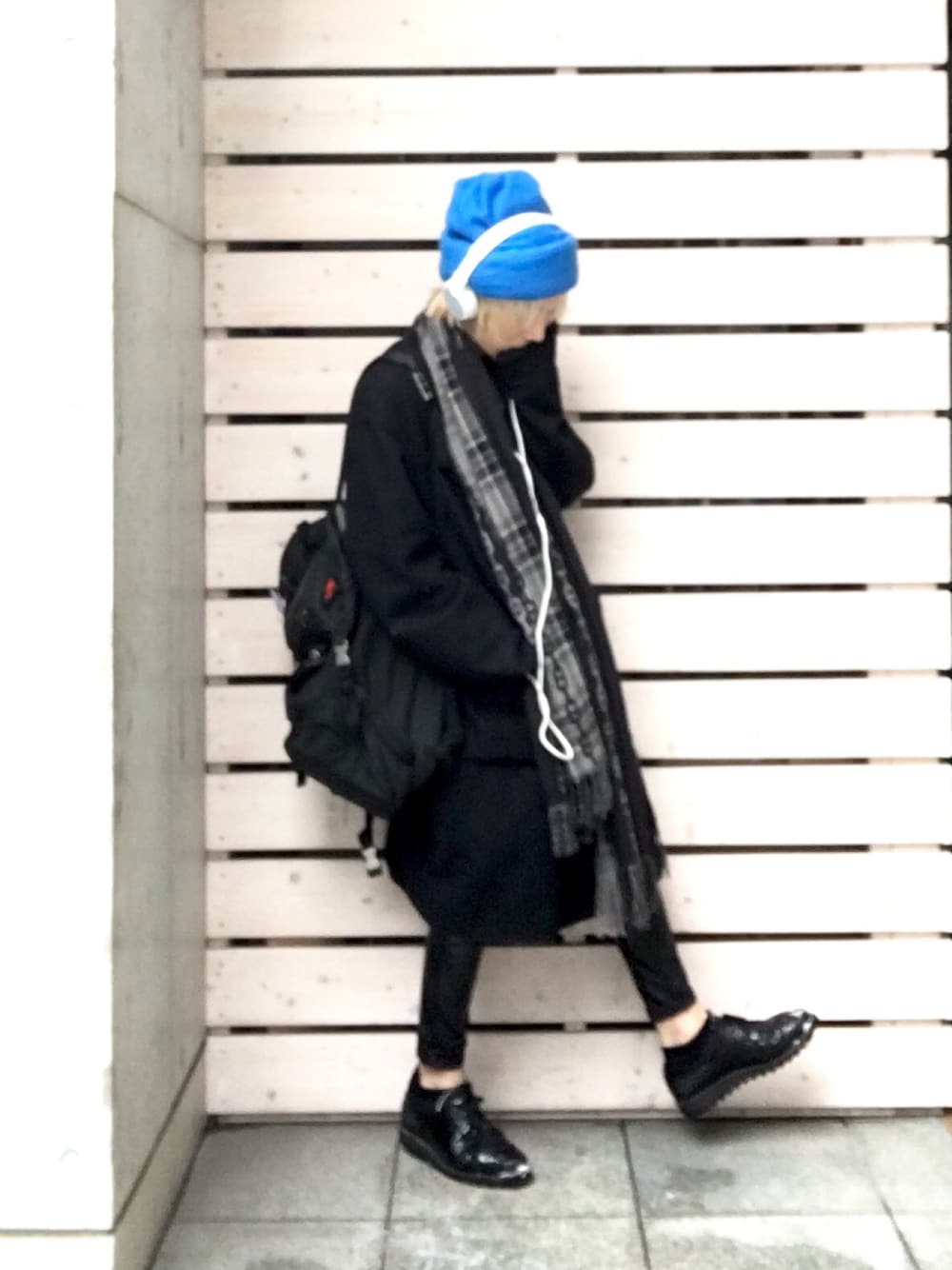 「雪、青、黒」｜「Edwina Horlのアイテム（ニットキャップ/ビーニー、ブルー系）」を使った、Itoさん（メンズ・169cm）の冬コーディネートの1枚目の写真