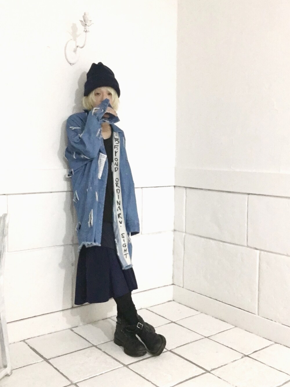 「ゆるコーデ、オーバーサイズ、ダメージデニム、エドウィナホール」｜「Edwina HorlのEdwina Horl/エドウィナホール ニットキャップ（ニットキャップ/ビーニー、ブルー系）」を使った、Itoさん（メンズ・169cm）の秋コーディネートの1枚目の写真