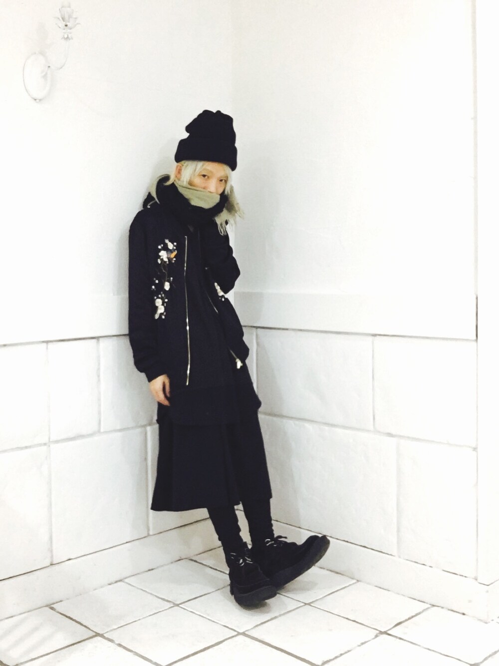 「モノトーン、マフラーぐるぐる、スカジャン、和柄」｜「Edwina Horlの【Edwina Horl】 cotton polyester watch cap limit edition（ニットキャップ/ビーニー、ブラック系）」を使った、Itoさん（メンズ・169cm）の秋コーディネートの1枚目の写真