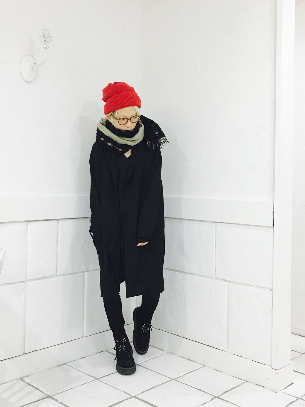 「赤い帽子、オーバーサイズ、メガネ男子」｜「Edwina Horlの【Edwina Horl】 rib knit watch cap（ニットキャップ/ビーニー、レッド系）」を使った、Itoさん（メンズ・169cm）の秋コーディネートの1枚目の写真