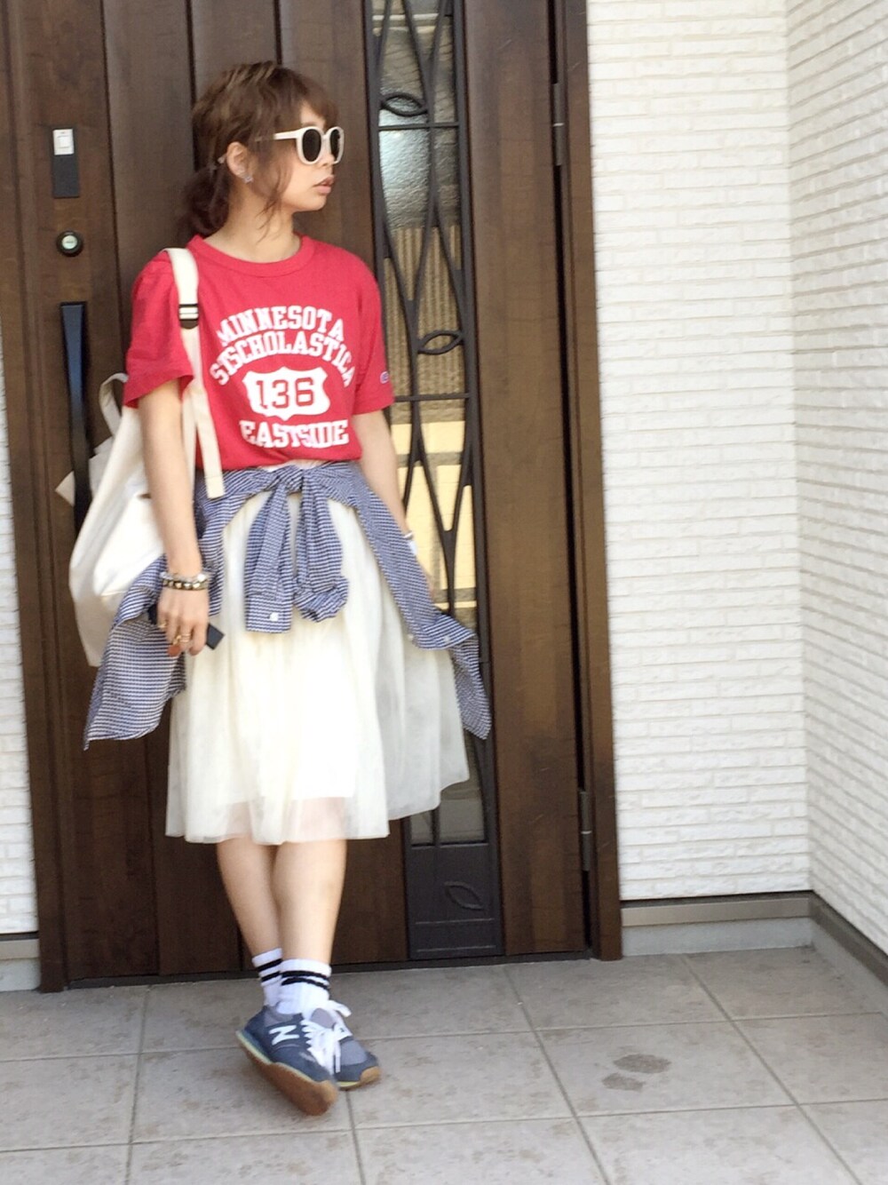 「チャンピオンTEE、赤、赤Tシャツ、チュールスカート、ギンガムチェックシャツ、ニューバランス」｜「Championのアイテム（Tシャツ/カットソー、レッド系）」を使った、masa-miさん（レディース・153cm）の夏コーディネートの1枚目の写真