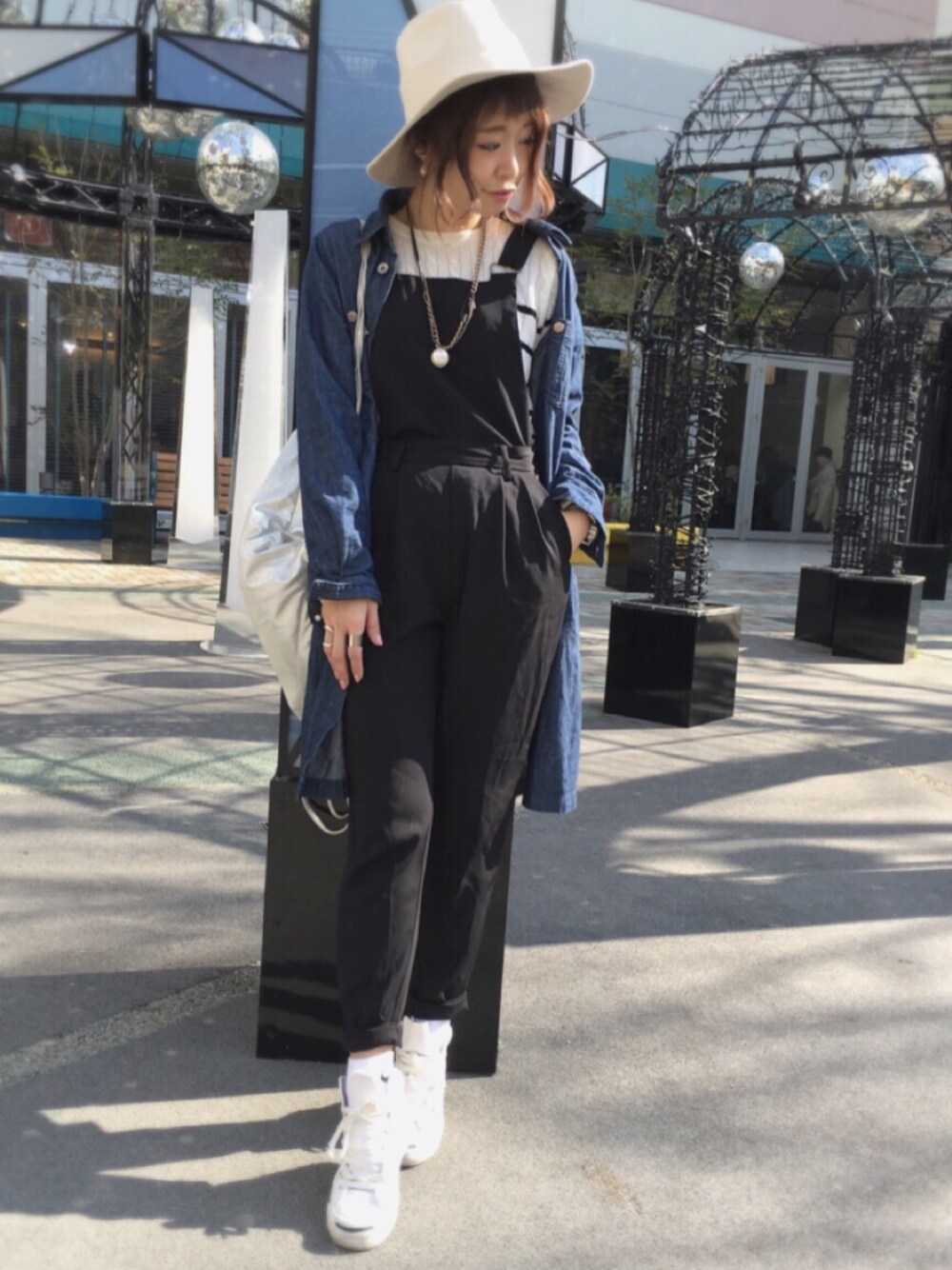「ロングシャツ、サロペット、GU、春ニット、ジャックパーセル、白ハット、シルバーバッグ、ナップサック、ママコーデ、休日スタイル」｜「Simpliciteのアイテム（ハット、ホワイト系）」を使った、masa-miさん（レディース・153cm）の冬コーディネートの1枚目の写真