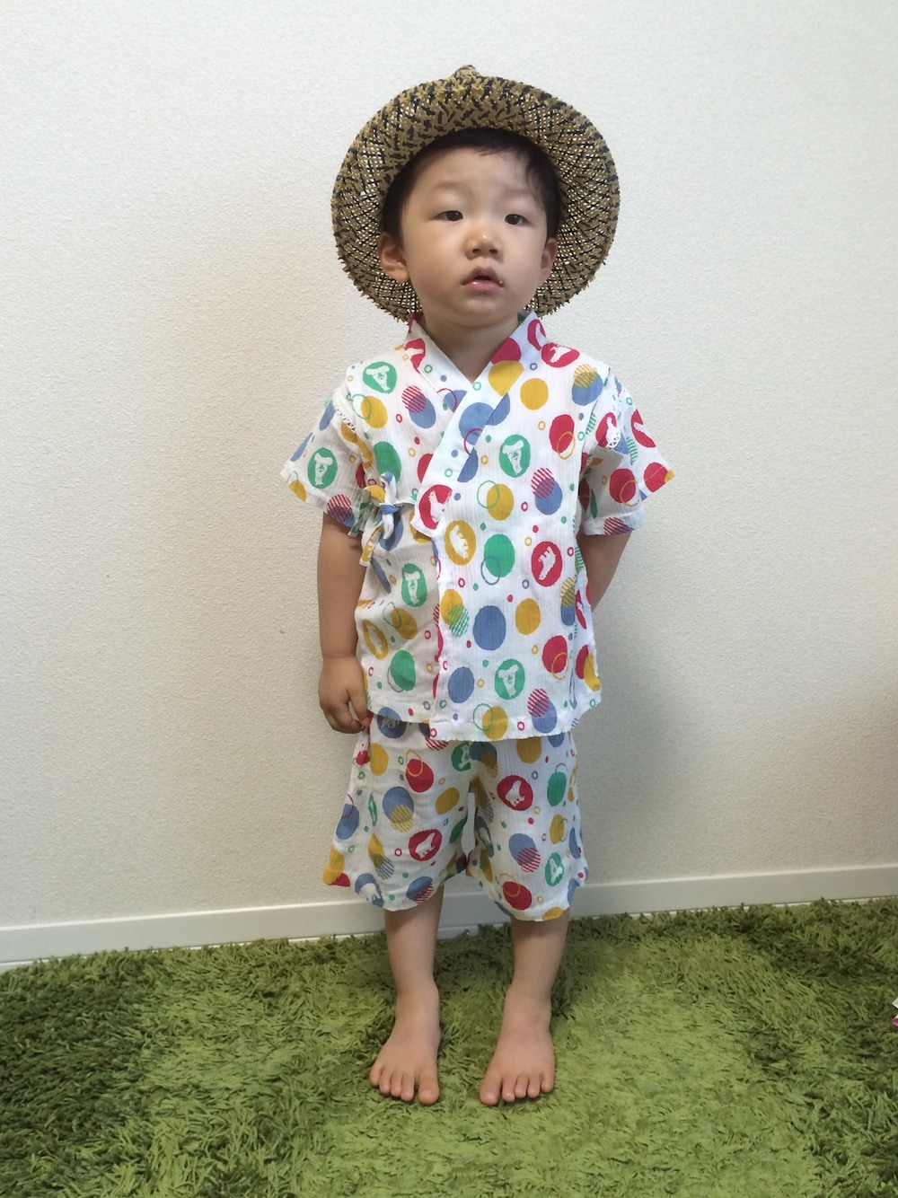 ベージュ系の帽子、ホワイト系の浴衣を着用したキッズの夏コーディネートの1枚目の写真