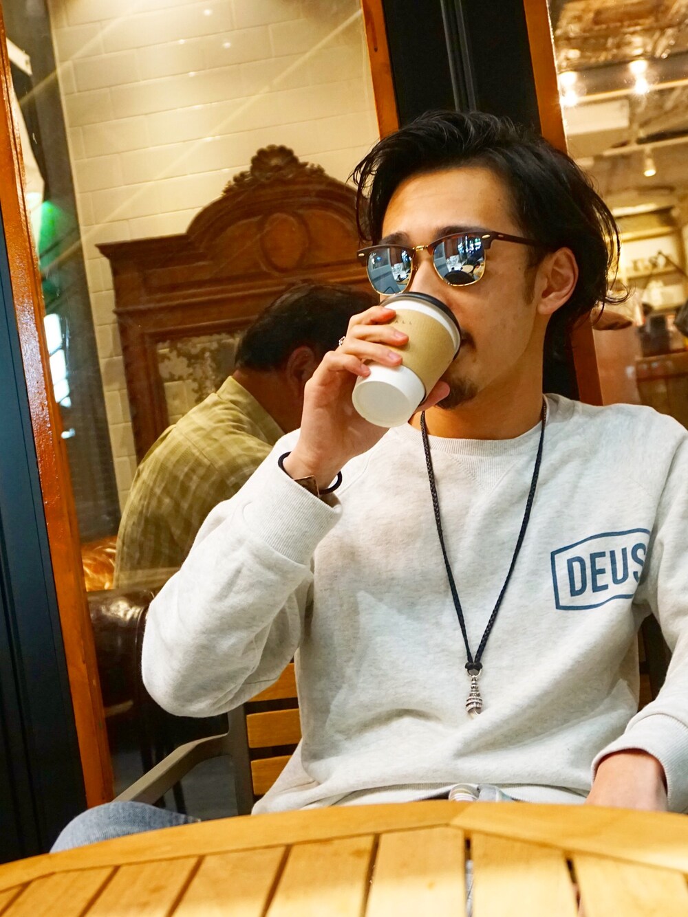 「ラフ、スキニー、デニム、シンプル、スニーカー、スウェット、サングラス、春」｜「Ray-Banのレイバン CLUBMASTER LIGHT RAY RB8056-175/55-51（サングラス、ブラウン系）」を使った、takekazu3さん（メンズ・167cm）の春コーディネートの1枚目の写真