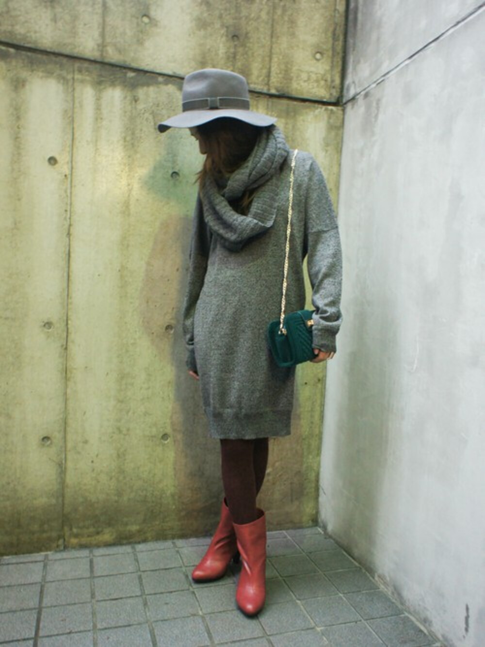 「ワンピース、シンプル、ショートブーツ、hat、カラータイツ、チェーンバッグ、シンプルコーデ、ツバ広ハット、ドロシーズ(DRWCYS)、DRWCYS」｜「DRWCYSのLANA GATTO スヌード付ニットOP（ワンピース、ブラック系）」を使った、ERIさん（レディース・159cm）の秋コーディネートの1枚目の写真