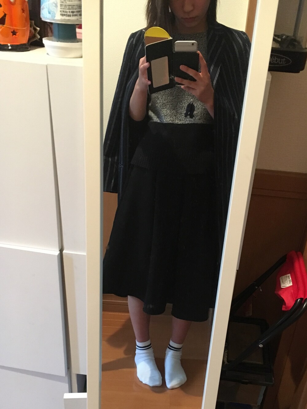 「雨の日、ガウチョパンツ、ラインソックス、ニット 黒」｜「ems exciteのアイテム（その他アウター、ブラック系）」を使った、SAYAさん（レディース・163cm）の春コーディネートの1枚目の写真