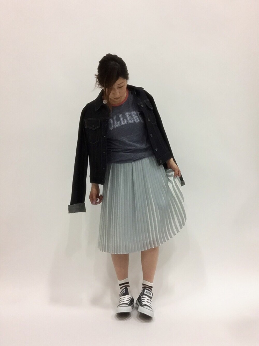 「ロゴT、converse、スニーカーコーデ、ひざ丈スカート、Gジャン、シフォン、プリーツスカート、ラインソックス、春、低身長」｜「SHIPS for womenのrag&bone:SHIPS40周年【別注】ボーイフレンド デニムジャケット（デニムジャケット、ブルー系）」を使った、Kさん（レディース・150cm）の春コーディネートの1枚目の写真
