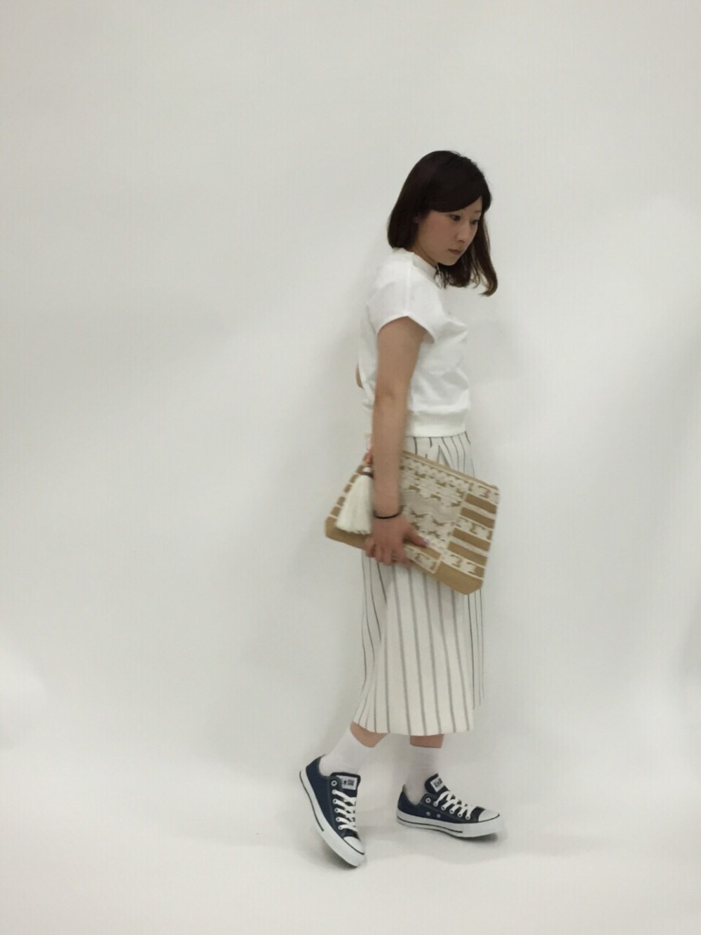 「スニーカー、コンバース、クラッチバッグ、ストライプパンツ、白ソックス、ホワイトコーデ、春、ガウチョパンツ、低身長、スニーカー×靴下」｜「STUDIOUSのSTUDIOIUS フレンチスリーブスウェットPO（スウェット、ホワイト系）」を使った、Kさん（レディース・150cm）の春コーディネートの1枚目の写真