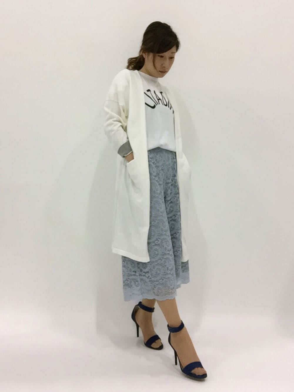「ロゴT、白、サンダル、ロングカーディガン、white、春、低身長、レースパンツ、はんぱ丈」｜「LiesseのINDIA　Ｔシャツ　（Tシャツ/カットソー、ホワイト系）」を使った、Kさん（レディース・150cm）の春コーディネートの1枚目の写真