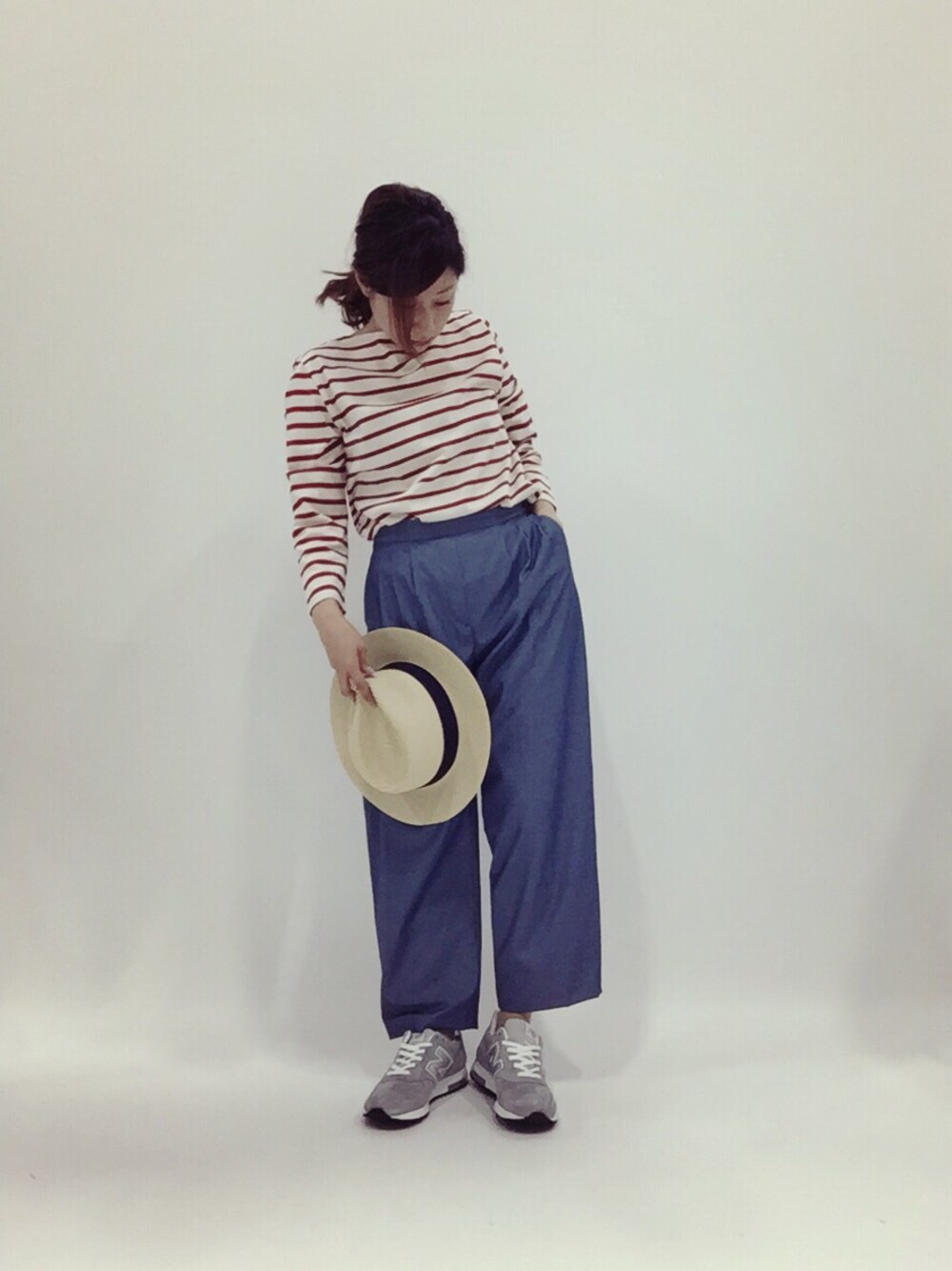 「スニーカー、ボーダー、New Balance、ハット、ワイドパンツ、タックパンツ、春、低身長、7分袖、むぎわら帽子」｜「23区のバスクシャツボーダー カットソー（Tシャツ/カットソー、ピンク系）」を使った、Kさん（レディース・150cm）の春コーディネートの1枚目の写真