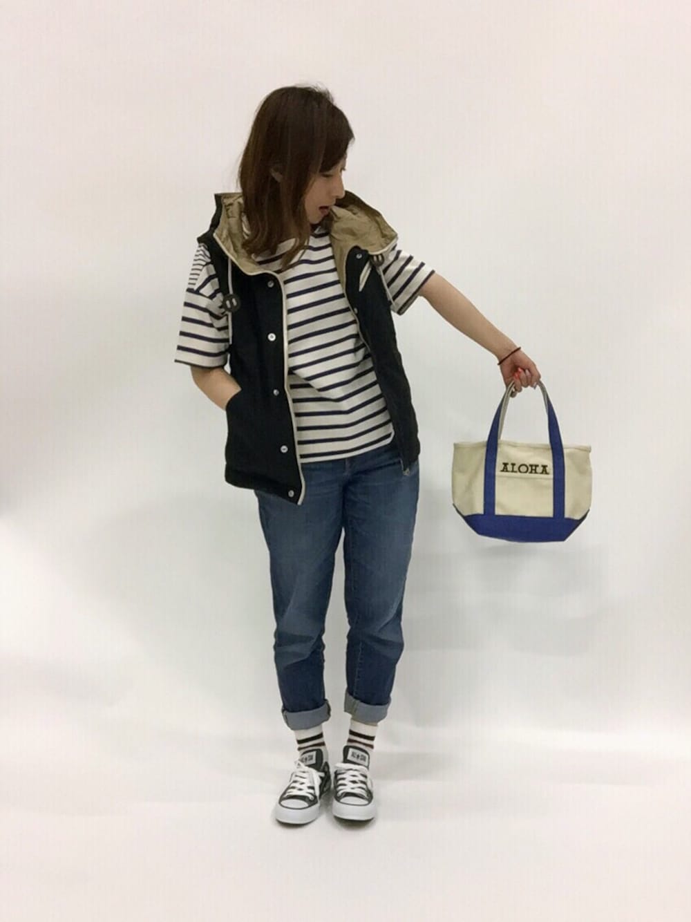 「スニーカー、カジュアル、アウトドアスタイル、ベスト、ボーイフレンドデニム、ボーダートップス、低身長、BBQ、aloha、ハイキング」｜「SHIPS for womenのボーダー クルーネックTEE（Tシャツ/カットソー、ホワイト系）」を使った、Kさん（レディース・150cm）の春コーディネートの1枚目の写真
