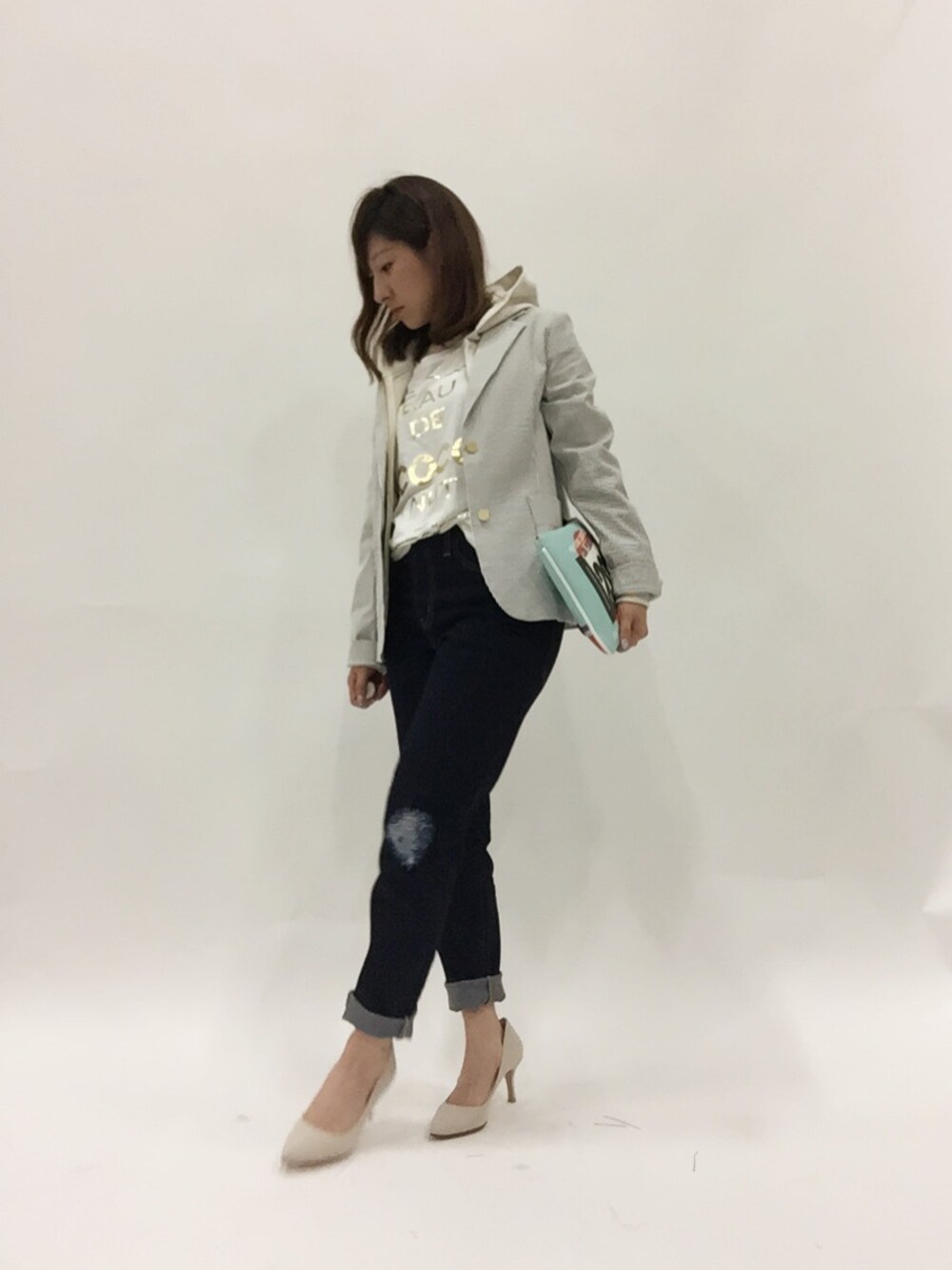 「ジャケット、パンツ、ロゴT、クラッチバッグ、ヒール、3way、ダメージデニムパンツ、低身長、白Tシャツ、ジャケット パーカー」｜「LOUNGEDRESSのパーカーセットジャケット（その他アウター、ブラック系）」を使った、Kさん（レディース・150cm）の春コーディネートの1枚目の写真