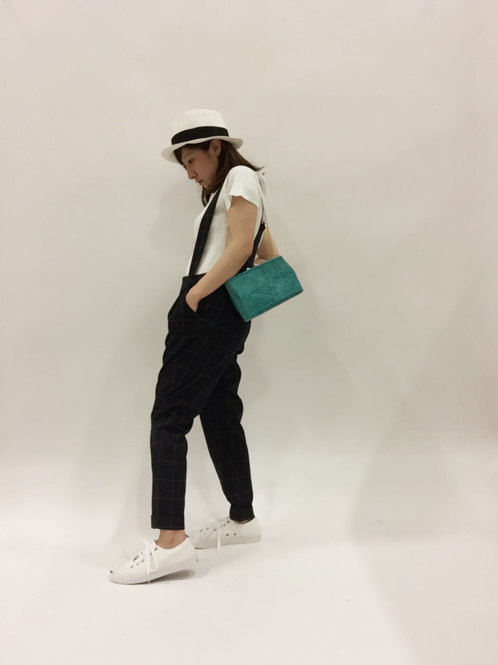 「スニーカー、パンツ、サロペット、ストライプ、ハット、つなぎ、低身長、小さめバック、ネイビー✖ホワイト」｜「JUSGLITTYの半袖レースAラインニット（ニット/セーター、ホワイト系）」を使った、Kさん（レディース・150cm）の春コーディネートの1枚目の写真