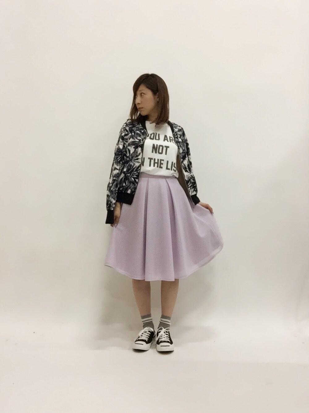「ブルゾン、フレアスカート、ボンディング、パープル、低身長、ミモレ丈スカート」｜「IENAのSOUTH PARADE LOGO T-SH（Tシャツ/カットソー、ホワイト系）」を使った、Kさん（レディース・150cm）の春コーディネートの1枚目の写真