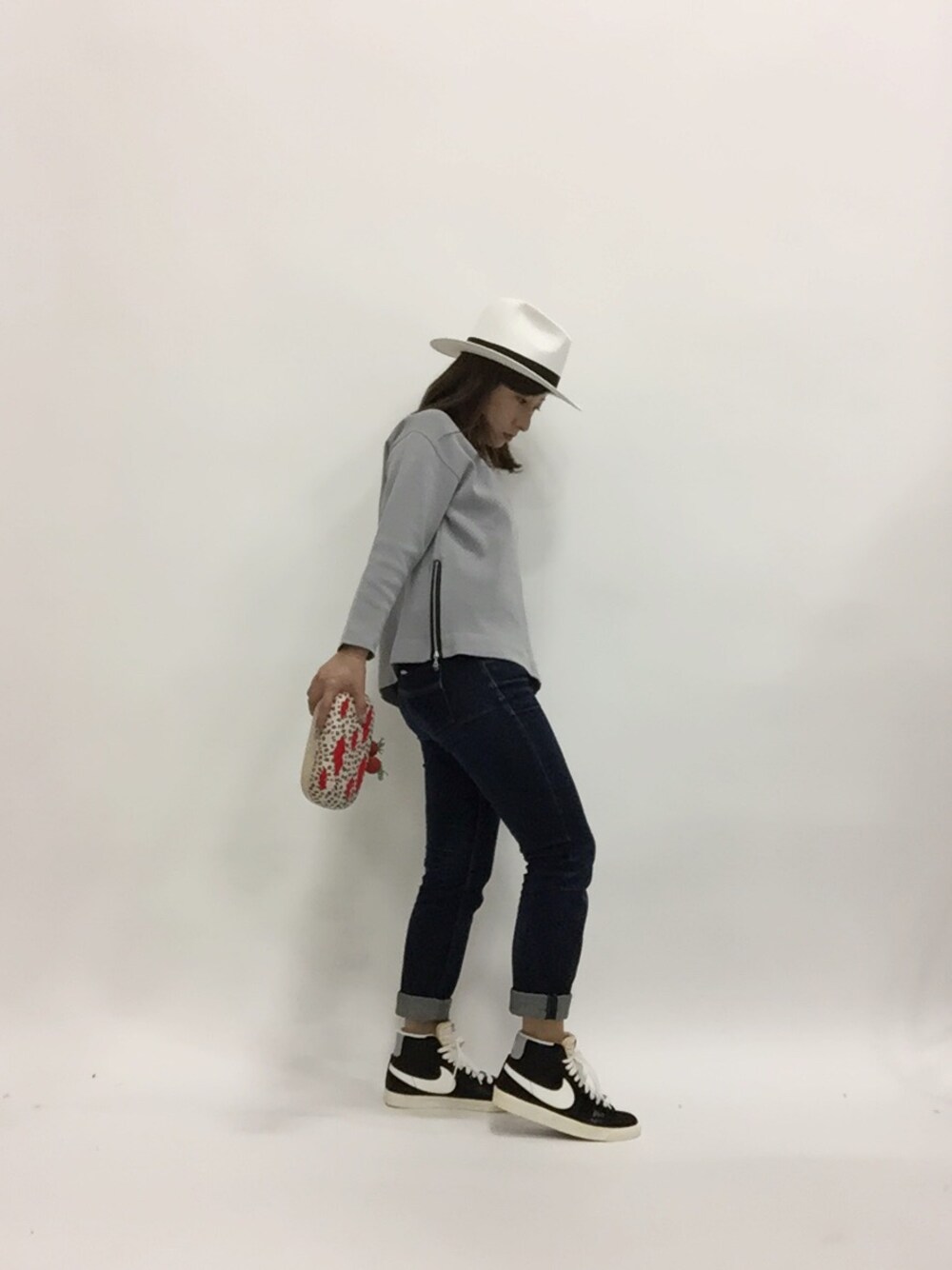 「スニーカー、NIKE、ハット、インディゴデニム、低身長、ファスナー」｜「LUCA/LADY LUCK LUCAのSACRAMENT FIG サクラメントフィグ 裾ZIPプルオーバー（ニット/セーター、グレー系）」を使った、Kさん（レディース・150cm）の春コーディネートの1枚目の写真