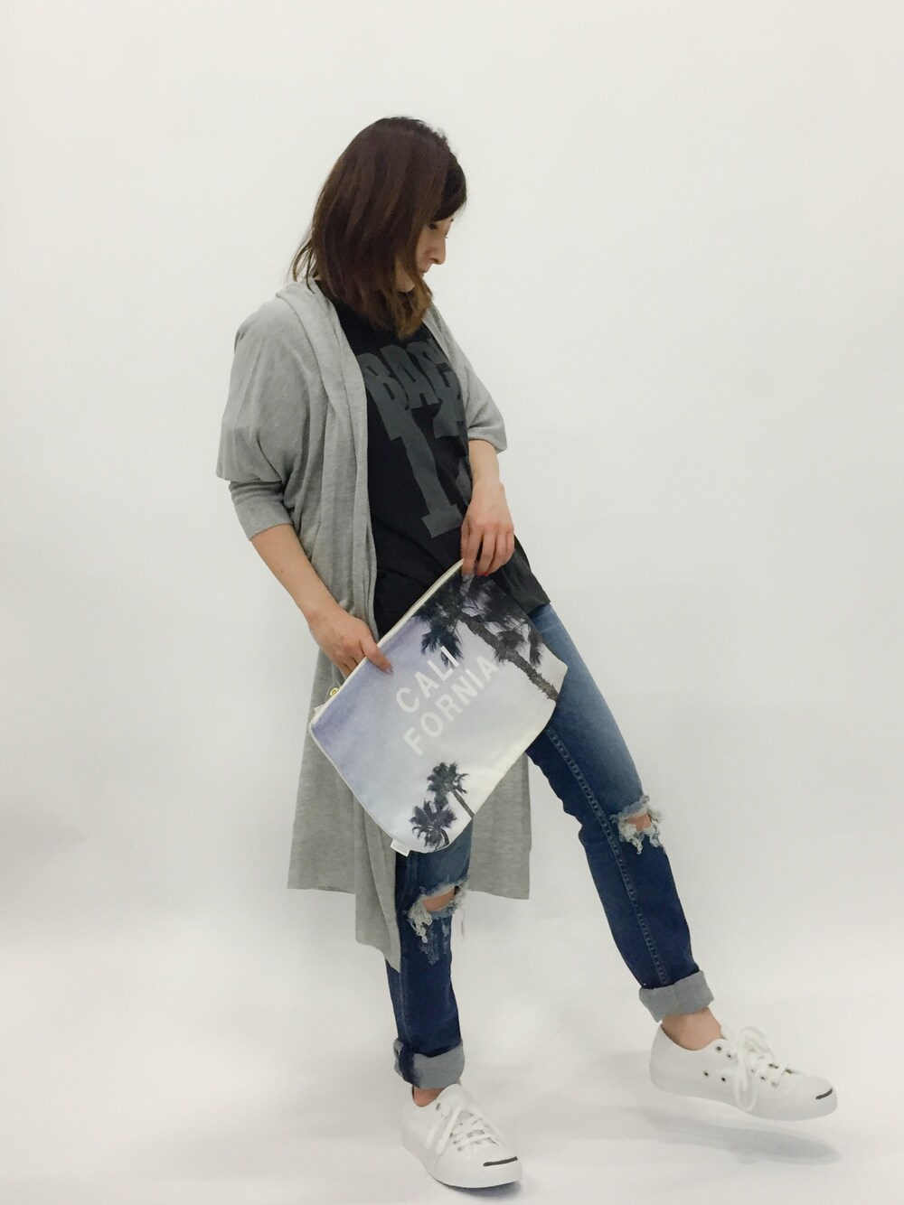 「ロゴT、クラッチバッグ、ロングカーディガン、ダメージデニムパンツ、低身長、ゆったりＴ」｜「JOURNAL STANDARDのBACK 12 Tシャツ #（Tシャツ/カットソー、ブラック系）」を使った、Kさん（レディース・150cm）の春コーディネートの1枚目の写真
