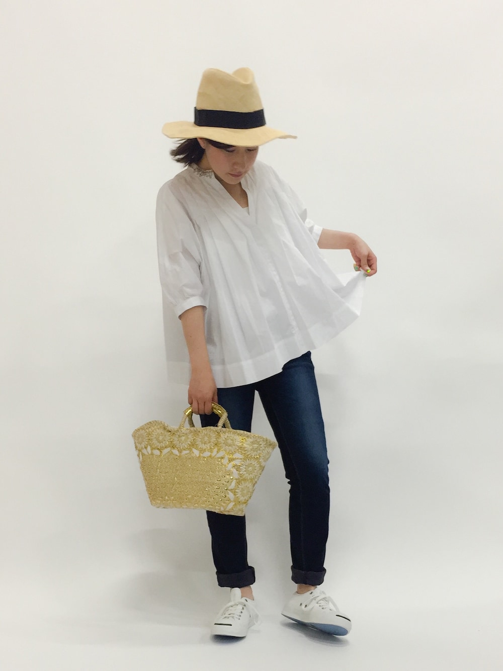 「denim、大人カジュアル、チュニック、かごバッグ、低身長」｜「SHIPS for womenのフラワーかごバッグ（かごバッグ、ゴールド系）」を使った、Kさん（レディース・150cm）の春コーディネートの1枚目の写真