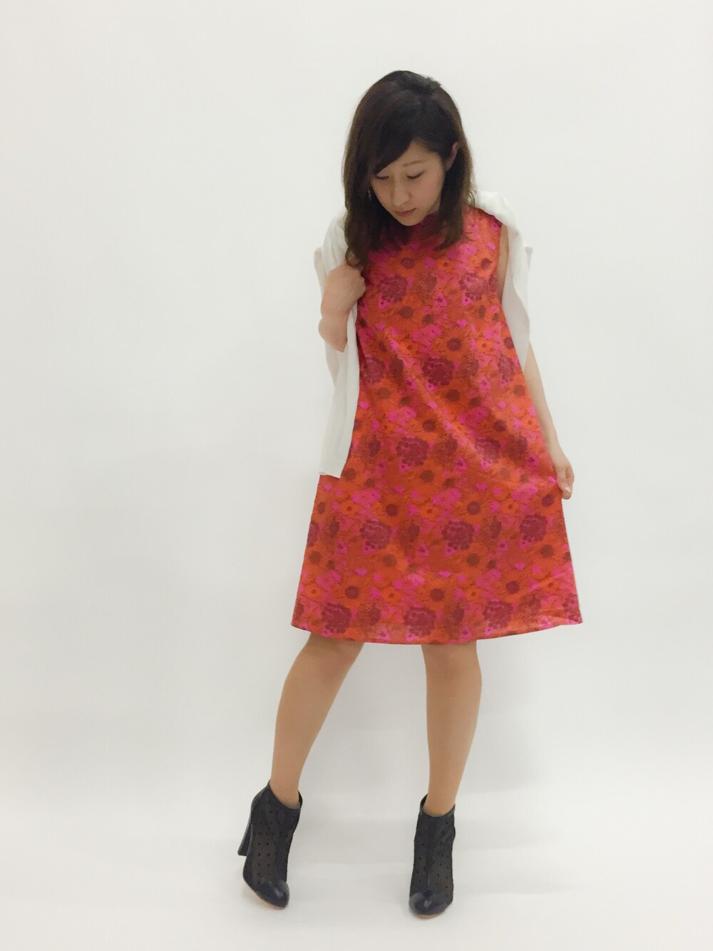 「ワンピース、ガーリー、ブーティー、きれい色、低身長、カーディガン肩かけ」｜「TSURUの【TSURU】Maya（サンダル、ブラック系）」を使った、Kさん（レディース・150cm）の春コーディネートの1枚目の写真