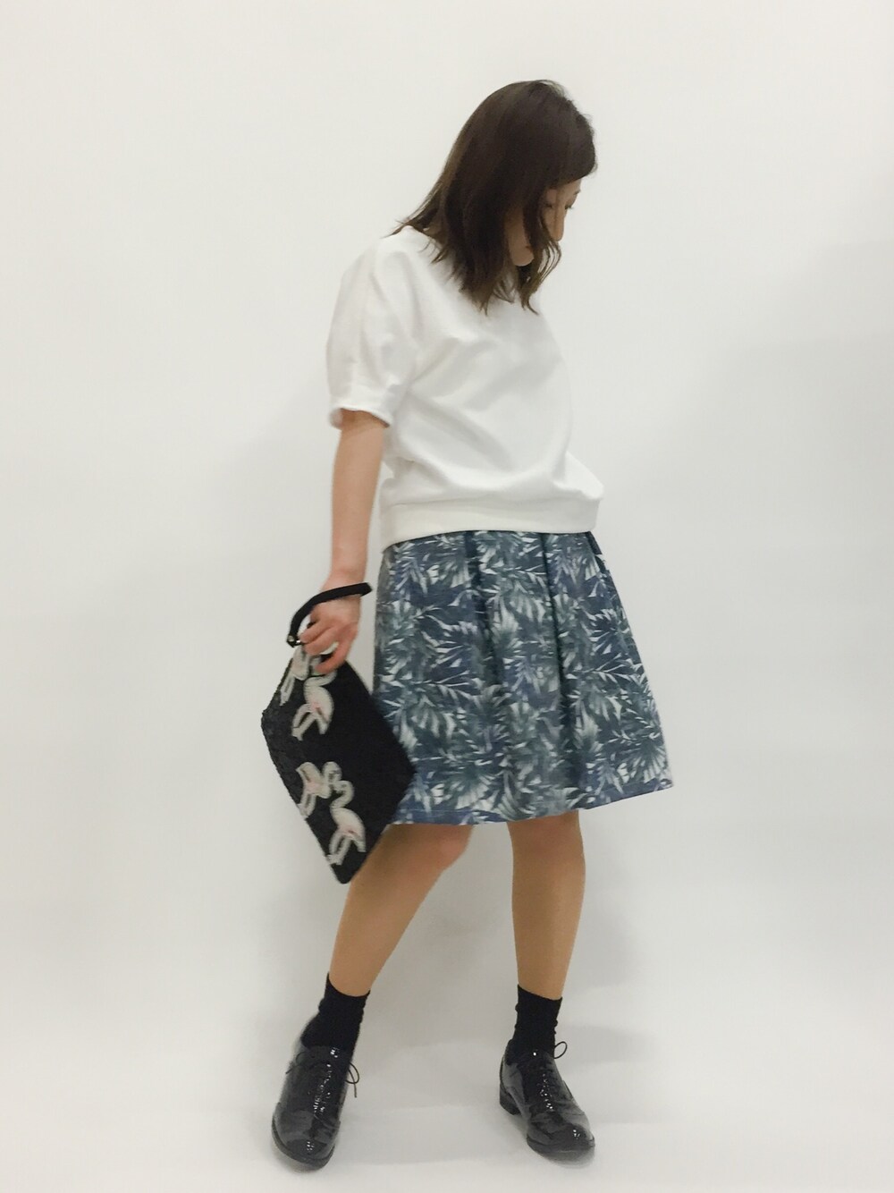 「ひざ丈スカート、フラミンゴ、トロピカル、低身長、ビーズバッグ」｜「ROSE BUDの(FF BAGS)FFC1552 BEADS WORKS CLUTCH BAG（クラッチバッグ、その他）」を使った、Kさん（レディース・150cm）の春コーディネートの1枚目の写真