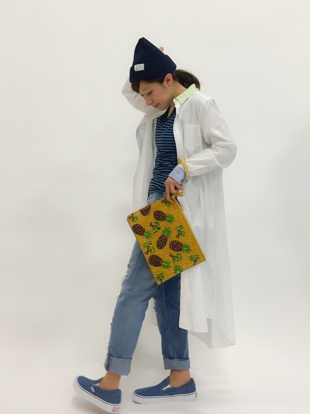 「ボーイッシュ、クラッチバッグ、シャツワンピ、ボーダートップス、ダメージデニムパンツ、低身長、パイナップル」｜「ROSE BUD COUPLES の(FF BAGS)FFC1552 BEADS WORKS CLUTCH BAG（クラッチバッグ、その他）」を使った、Kさん（レディース・150cm）の春コーディネートの1枚目の写真