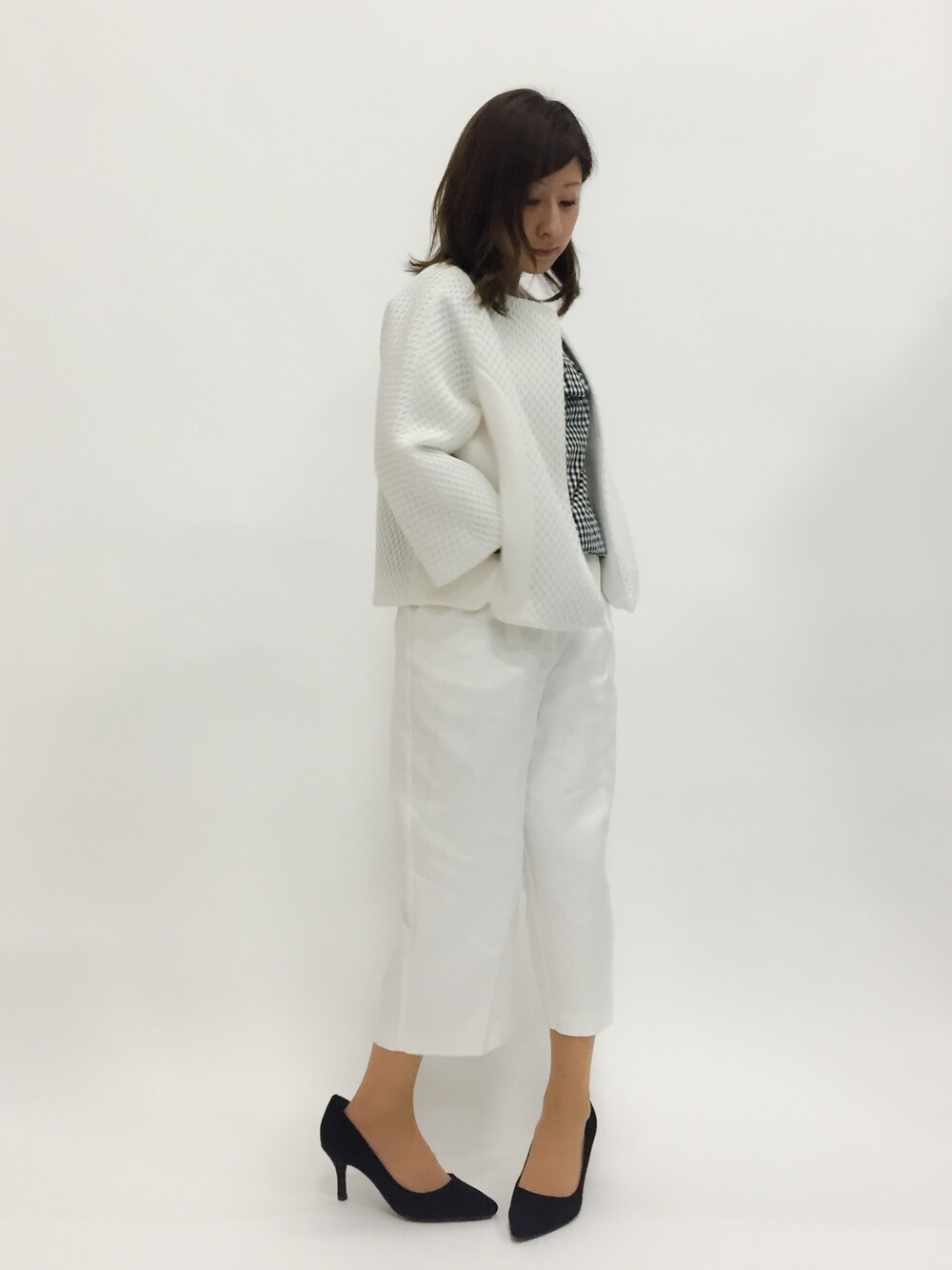 「ボンディング、タックパンツ、ホワイトコーデ、低身長、8分丈」｜「URBAN RESEARCH DOORS WOMENSのDOORS コットンカルゼ8分丈パンツ（その他パンツ、ホワイト系）」を使った、Kさん（レディース・150cm）の春コーディネートの1枚目の写真