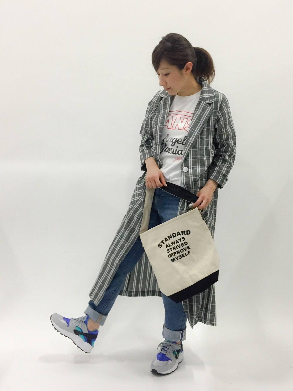「VANS、ロゴT、ガウン、ボーイフレンドデニム、低身長」｜「NIKEのWMNS AIR HUARACHE RUN（スニーカー、ブルー系）」を使った、Kさん（レディース・150cm）の春コーディネートの1枚目の写真