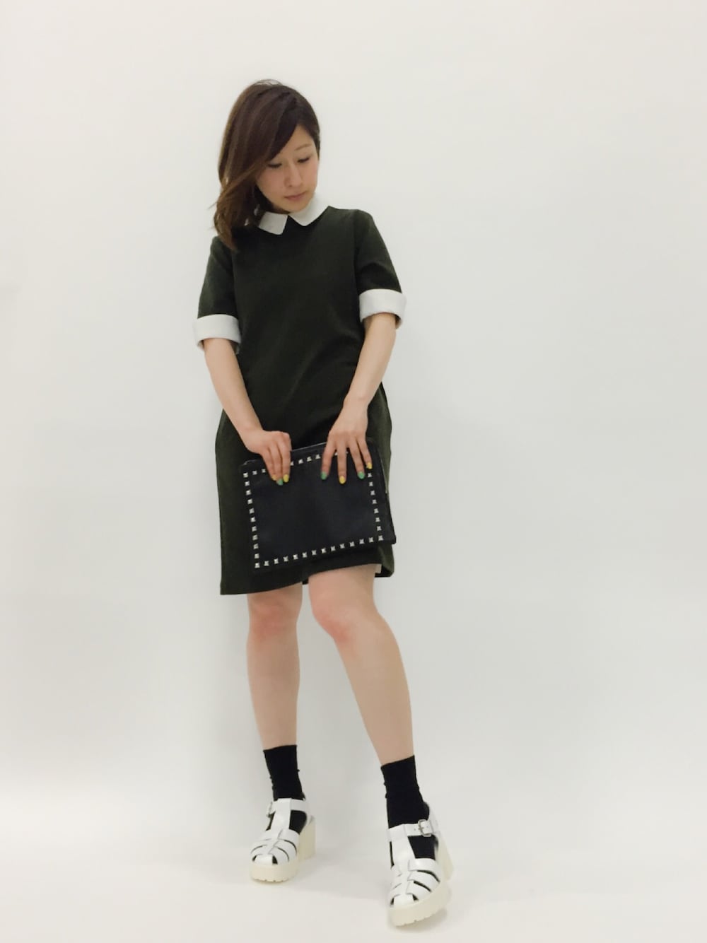 「ワンピース、スタッズ、クラッチバッグ、低身長、ソックス×サンダル、カーキワンピース」｜「Another EditionのKMBブレードサンダル/BCKMB BRAID SDNL70（サンダル、ホワイト系）」を使った、Kさん（レディース・150cm）の春コーディネートの1枚目の写真