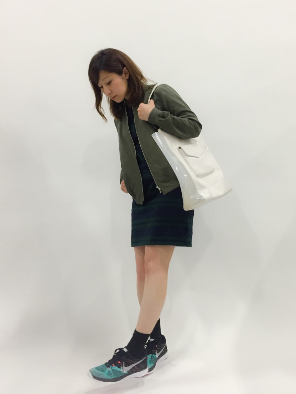 「カジュアル、NIKE、カーキアウター、ボーダーワンピース」｜「NIKE SPORTSWEARのウィメンズ ナイキ フライニット ルナ グリーン×ブラック NIKE WMNS FLYKNIT LUNAR3 698182-008（スニーカー、ブラック系）」を使った、Kさん（レディース・150cm）の春コーディネートの1枚目の写真