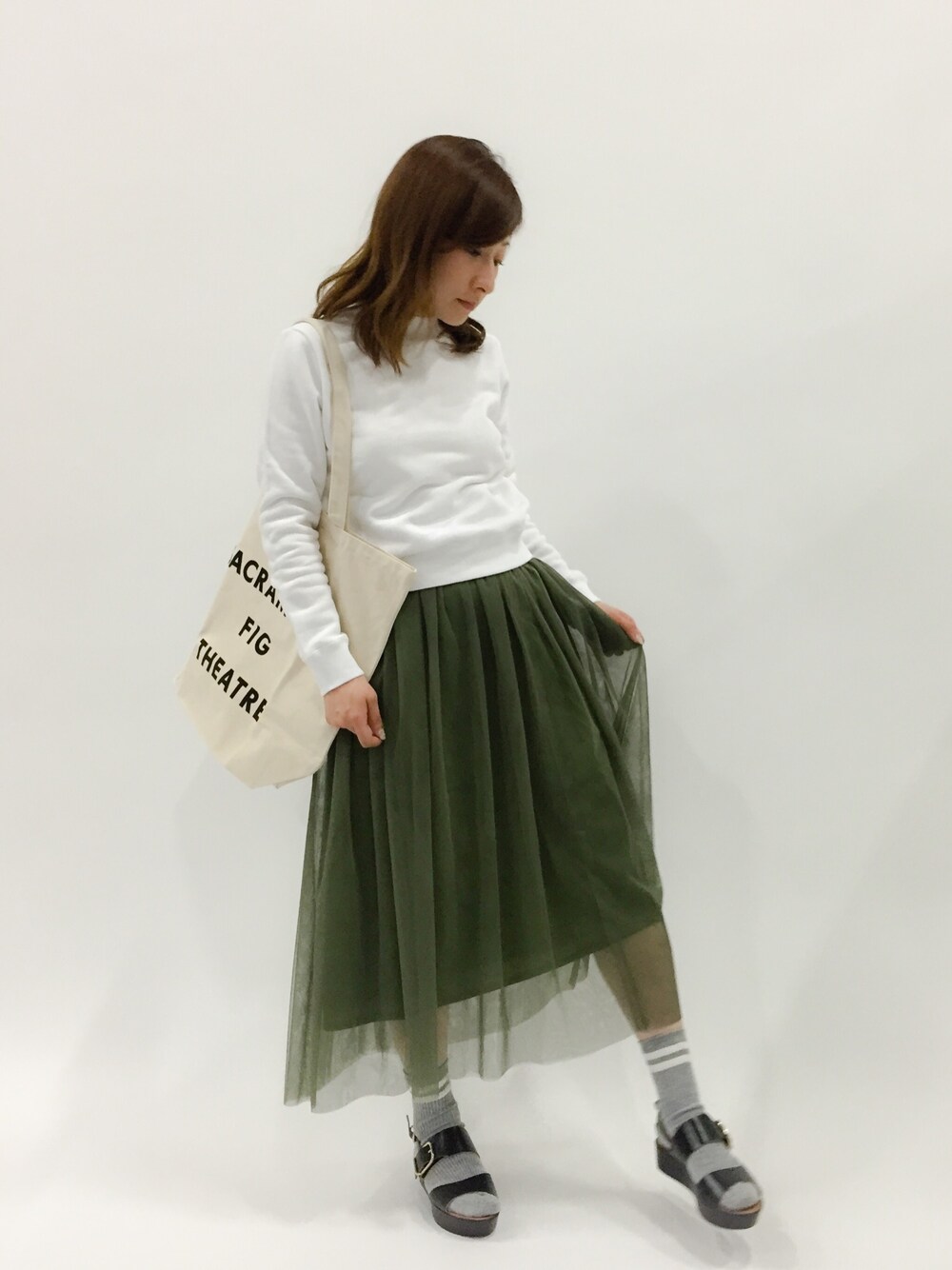 「カジュアル、チュールスカート、低身長、無地スウェット、ビッグトート」｜「KhajuのKhaju:ハイネックスウェットプルオーバー（スウェット、ホワイト系）」を使った、Kさん（レディース・150cm）の春コーディネートの1枚目の写真