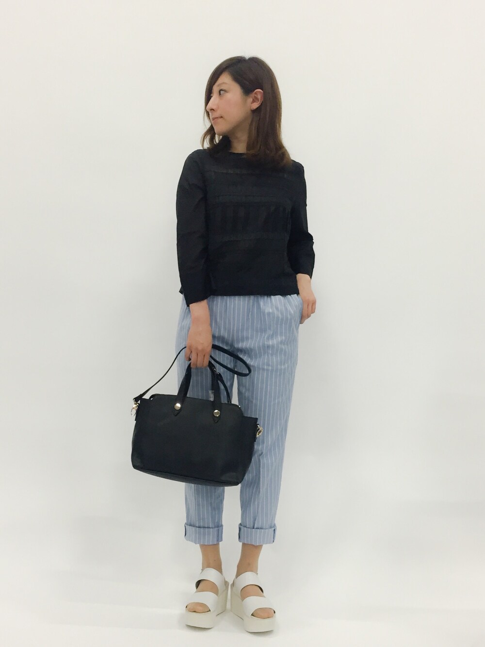 「ストライプパンツ、ウエッジソール、低身長、レーストップス、ガーリートップス」｜「FREAK'S STOREのレースブラウス（シャツ/ブラウス、ブラック系）」を使った、Kさん（レディース・150cm）の春コーディネートの1枚目の写真