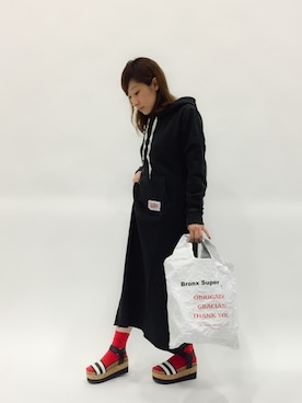 「TALKING ABOUT THE ABSTRACTION（トーキング　アバウト　ジ　アブストラクション）のアイテム（トートバッグ）」を使った、Kさん（レディース・150cm）の春コーディネート