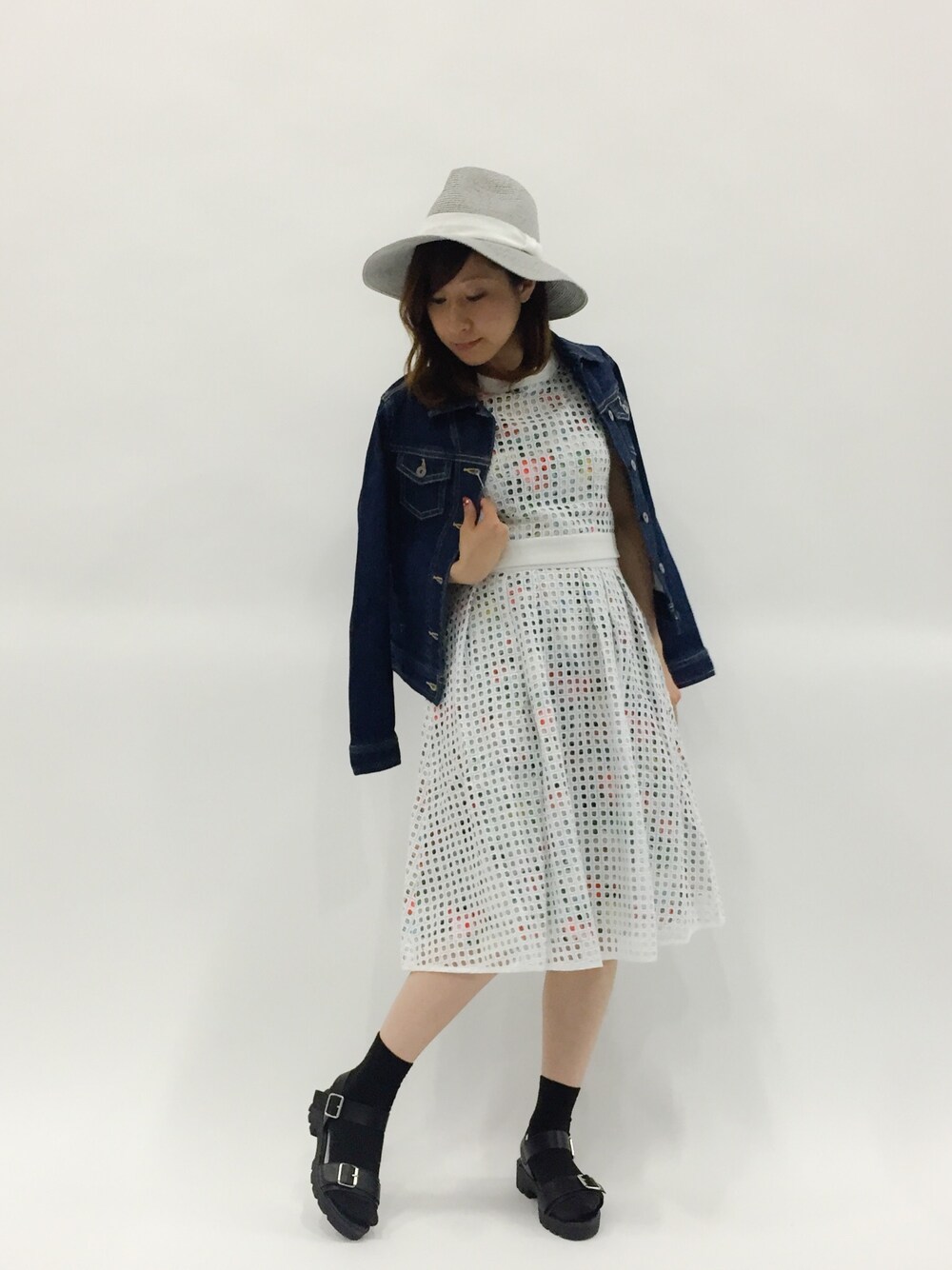 「フラワー、デニムジャケット、セットアップスタイル、低身長、フラットサンダル」｜「thpry＋colorの【TC】　セットアップコットンレースレイヤードスカートⅡ（スカート、ホワイト系）」を使った、Kさん（レディース・150cm）の春コーディネートの1枚目の写真