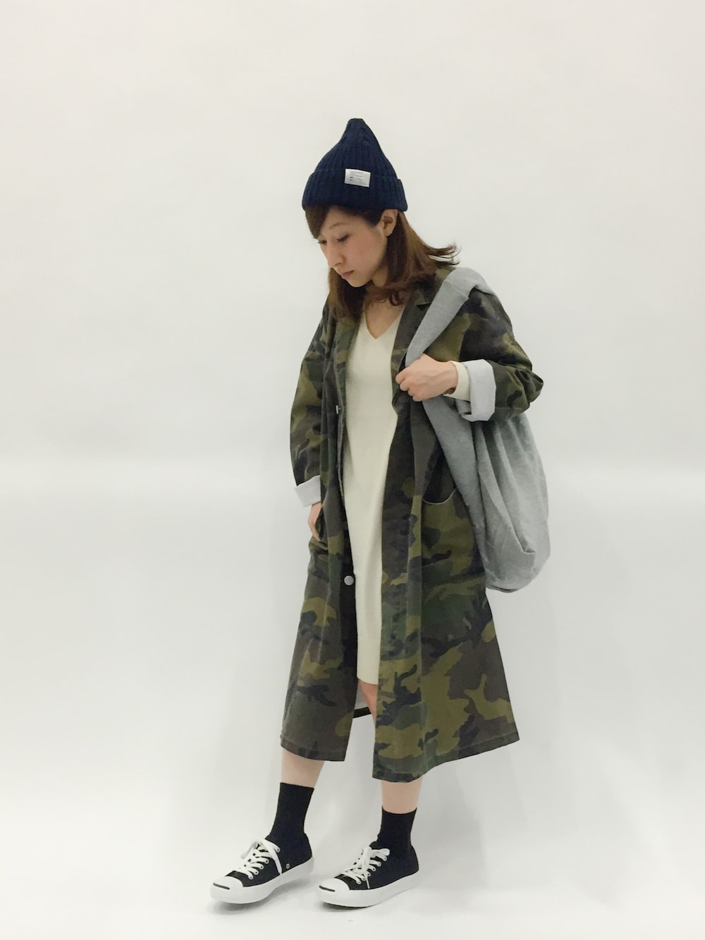 「スウェット、ワンピース、Today's special、迷彩ジャケット、低身長」｜「NANO universeのコットンsilk BASIC ワンピース（ワンピース、ベージュ系）」を使った、Kさん（レディース・150cm）の春コーディネートの1枚目の写真