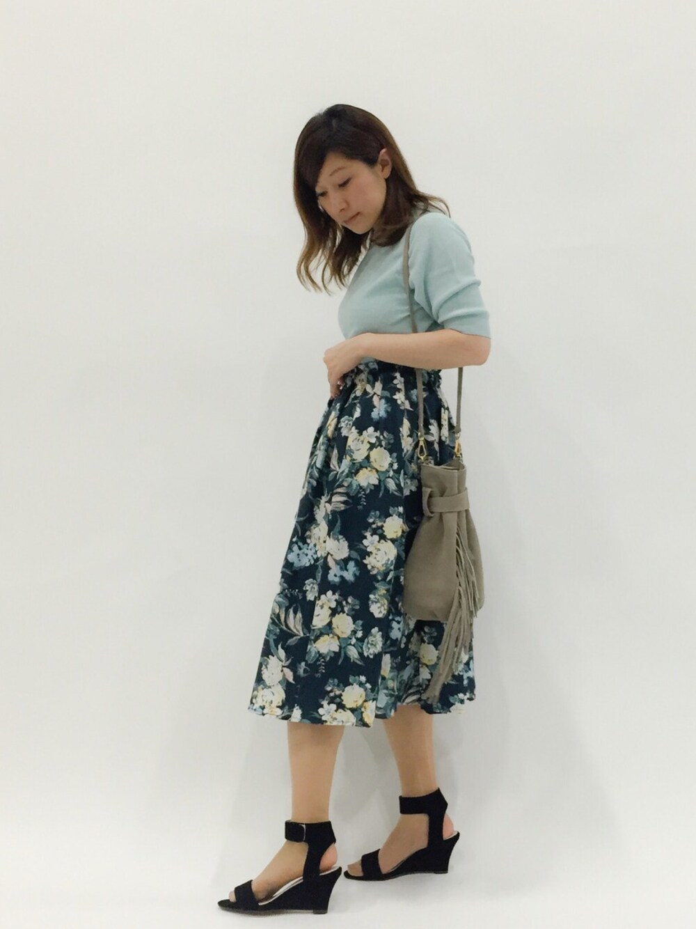 「花柄、ガーリー、膝下スカート、サンダル、低身長」｜「LEPSIMのボカシハナガラスカート　563233（スカート、ブルー系）」を使った、Kさん（レディース・150cm）の夏コーディネートの1枚目の写真