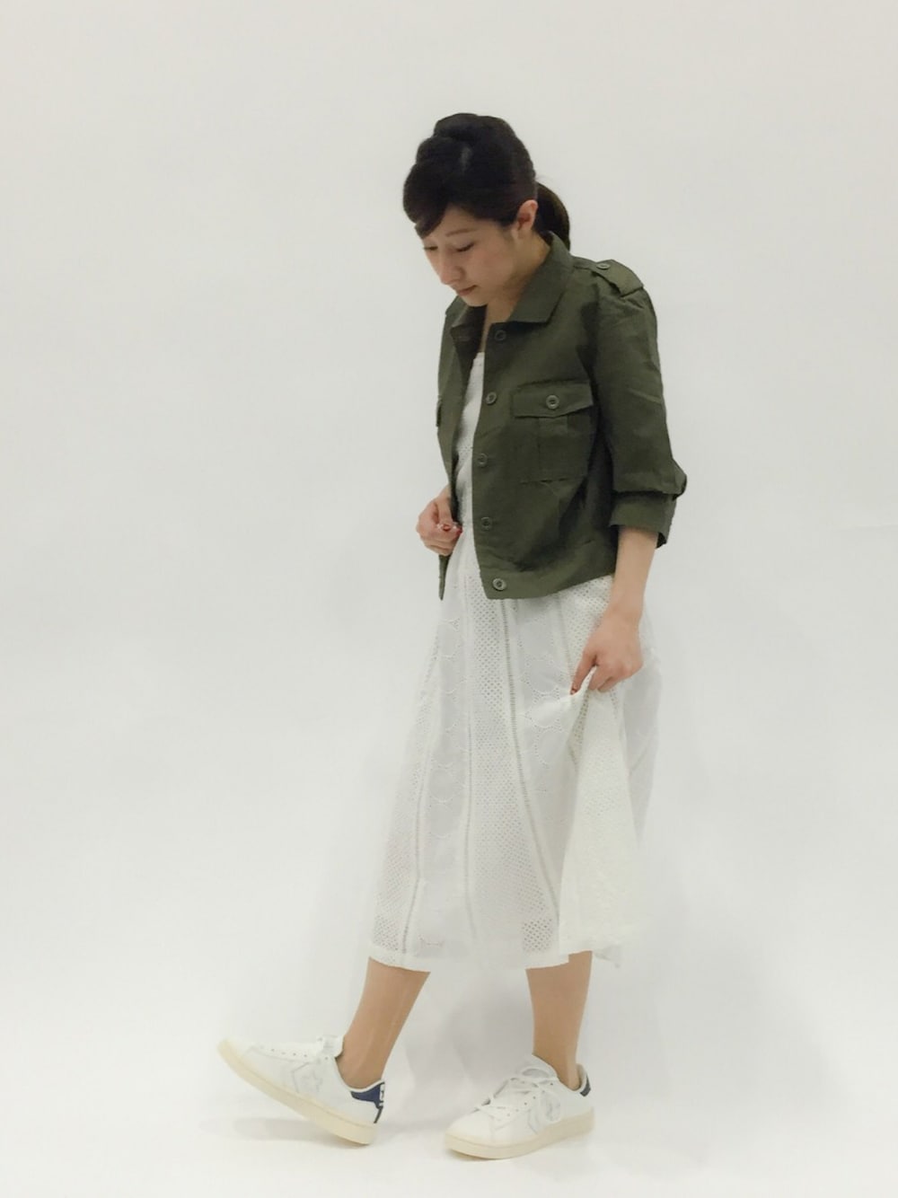 「ワンピース、レース、カーキ、低身長、カーキジャケット」｜「SPIRALGIRLのショートミリタリージャケット（ミリタリージャケット、グリーン系）」を使った、Kさん（レディース・150cm）の夏コーディネートの1枚目の写真