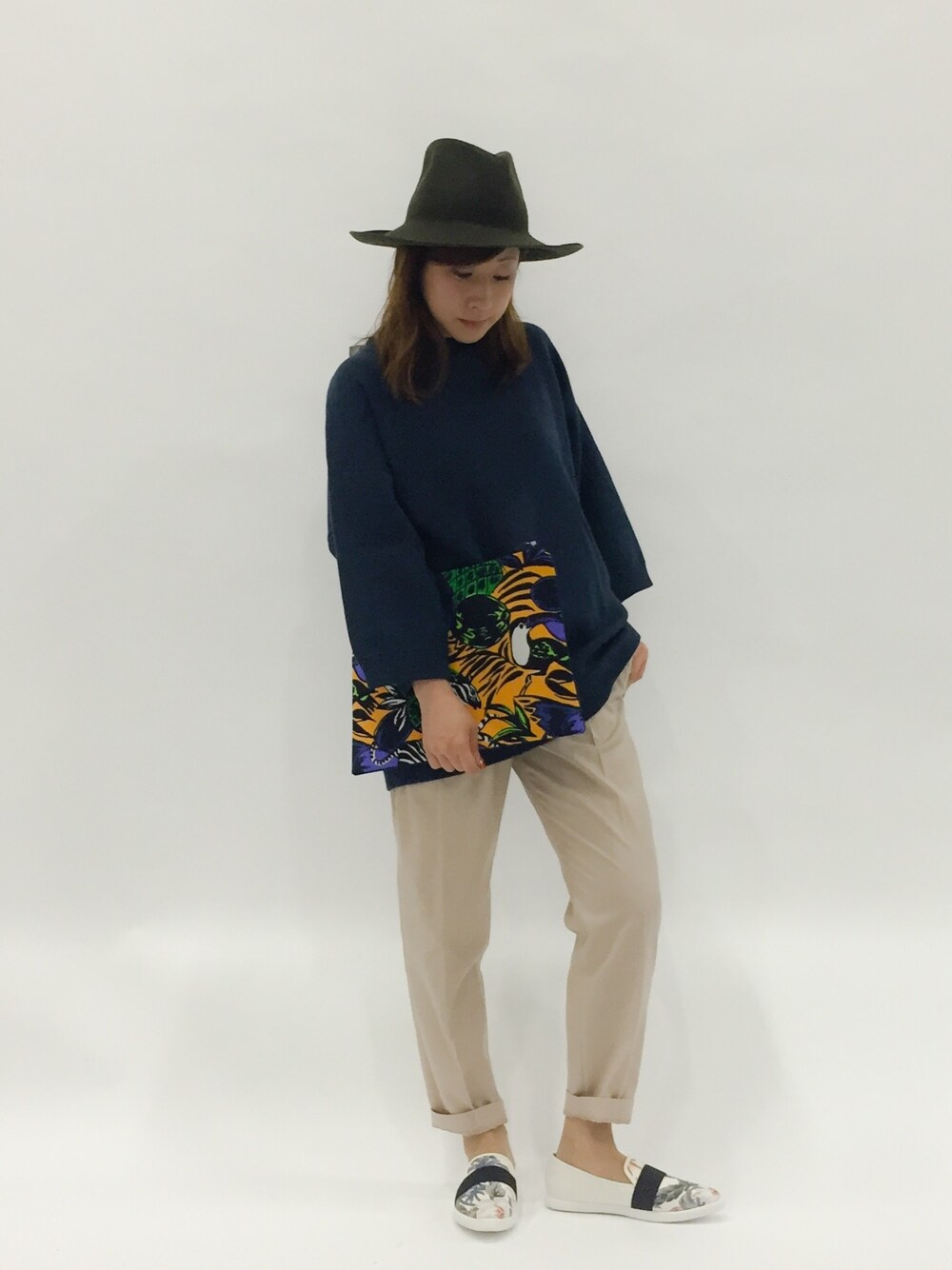 「パンツ、クラッチバッグ、ハット、サマーニット、低身長」｜「WHO'S WHO galleryの【THE BIG SERIES】半袖プルオーバーBIGニット（ニット/セーター、ブルー系）」を使った、Kさん（レディース・150cm）の夏コーディネートの1枚目の写真