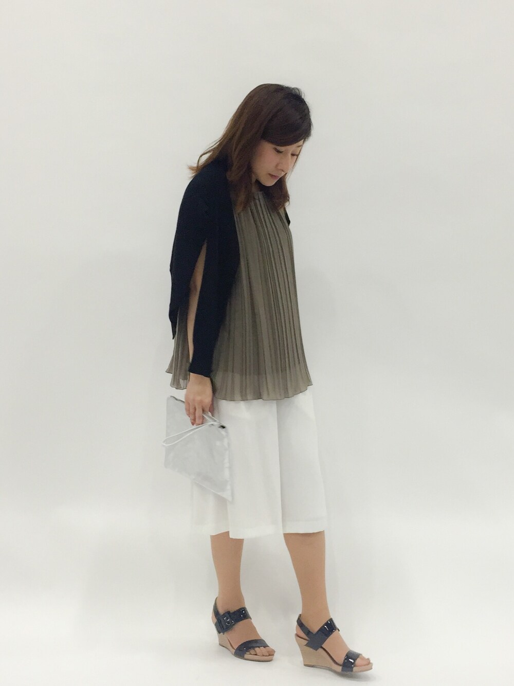 「クラッチバッグ、サンダル、フレアパンツ、メタリック、低身長」｜「Steven Alanの＜Steven Alan＞PLEAT NOSLEEVE BLOUSE/ﾌﾞﾗｳｽ（シャツ/ブラウス、ブラウン系）」を使った、Kさん（レディース・150cm）の夏コーディネートの1枚目の写真